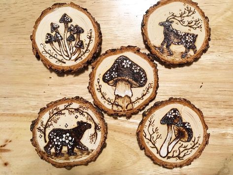 Beautifully detailed mushrooms and animal buddies to decorate your cottage 💛.  Custom made, you pick how many and which mushrooms or animals. Don't see one you want, let me know and I can get it done for you! Flowers, snails, etc can be added no extra cost! Made from the trunk of Nobel, Balsam, Douglas Fir, Spruce, and Pine trees.  No living tree was harmed in the making of this piece! All branches/trunks are used from fallen trees in Colorado and old Christmas trees. Because of our natural har Wood Burn Designs, Pyrography Patterns, Wood Slice Art, Woodburning Projects, Pyrography Art, Wood Burning Crafts, Wood Burning Patterns, Cottagecore Decor, Wood Burning Art