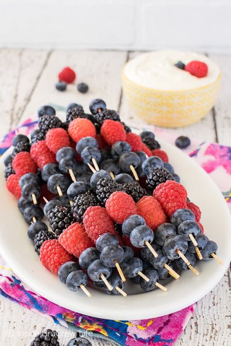 Mini Fruit Skewers Ideas, Easy Fruit Display Ideas, Mini Fruit Kabobs, Mini Kabobs, Fruit Skewer, Jubilee Party, Fruit Kebabs, Fruit Diet, Fruit Skewers