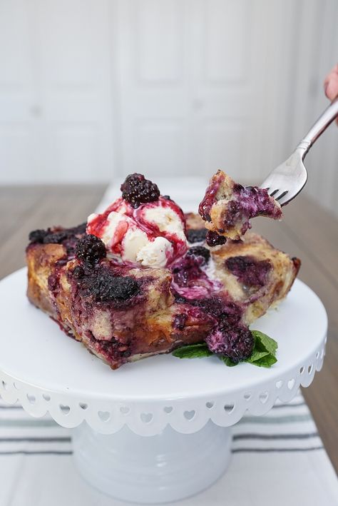 This easy bread pudding recipes features sweet Hawaiian bread and plump blueberries - plus a bread pudding sauce recipe! Blackberry Bread Pudding, Hawaiian Bread Pudding, Lemon Bread Pudding, Pudding Sauce, Berry Bread Pudding, Blackberry Bread, Sugar Free Apple Pie, Easy Bread Pudding, Berry Bread