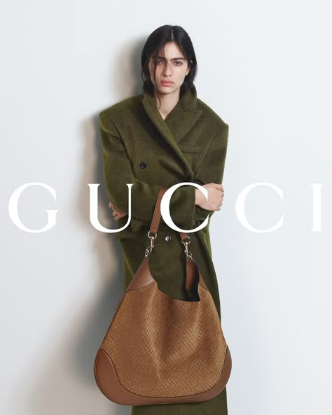 gucci fall 2024 campaign the b bag Pose With Bag, Gucci Ad, Shoes Campaign, Bag Campaign, Gucci Campaign, Seductive Perfume, Trend 2025, Goddess Women, David Sims