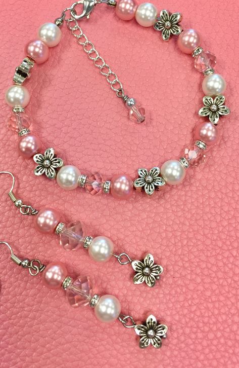 Earring And Bracelet Sets, Pink Diy Jewelry, Beaded Jewelry Sets Diy, Pink Bead Bracelet Ideas, Handmade Jewellery Homemade Jewelry, Homemade Necklace Ideas, Homemade Jewelry Ideas, Pink Handmade Jewelry, Crystal Bracelets Diy