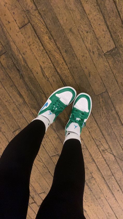 Nike Lucky Green Outfit, Green And Blue Jordans, Green And White Jordan Ones Outfit, Green Jordan 1 Outfit Women, Green Jordan Outfit, Jordan 5 Outfit Women, Outfits With Green Shoes, Aesthetic Shoes Sneakers, Lucky Green Outfit