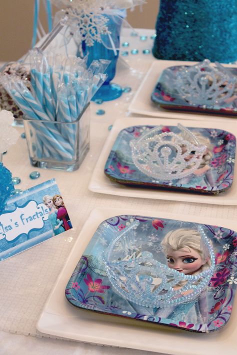 Frozen Birthday Party Ideas Frozen Picnic Birthday Party, Frozen Party Table Decor, 3rd Frozen Birthday Party, Elsa Frozen Birthday Party Ideas, Disney Frozen Birthday Party Decorations, Frozen Party Table, Elsa And Anna Birthday Party, Elsa Frozen Party, Diy Kids Party Decorations