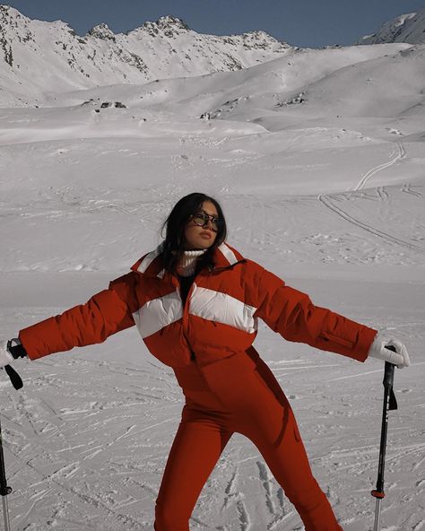 Red Skiing Outfit, Aspen Outfit Aesthetic, Vintage Ski Outfits For Women, Oysho Ski Collection, Ski Rave Outfit, Ski Outfit Inspiration, Ski Chic Outfit, Apre Ski Aesthetic, Bride Ski Outfit