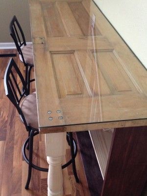 7. INGENIOUS DOOR FRAME DRINK AND EATING SURFACE Old Door Projects, New Desk, Desk Diy, Old Door, Old Doors, Diy Desk, Repurposed Furniture, Furniture Projects, Wooden Doors