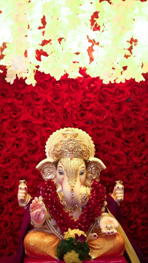 Ganesh Chaturthi Decoration With Paper, Red Ganpati Decoration, Red Ganpati Murti, Makhar Decoration, Gannu Bappa, Ganpati Pic, Bappa Decoration, Flower Decoration For Ganpati, Arti Thali Decoration