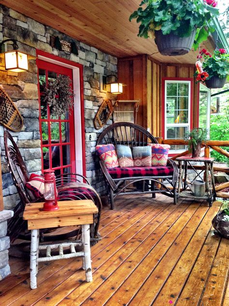 Country Porches Farmhouse Rustic, Colorful Rustic Decor, Log Home Christmas, Cabin Porch Decorating Ideas, Cabin Porch Ideas, Cabin Porches, Cabin Porch, Rustic Porch, Country Porch