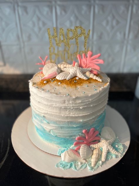 Bizcocho Aesthetic, Beachy Birthday Cake, Beach Cakes Birthday, Beach Theme Cakes, Drew Core, Beach Theme Birthday Cake, Beachy Cake, Summer Birthday Cake, Beach Birthday Cake