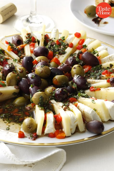 Marinated Olive & Cheese Ring Cheese Ring, Marinated Cheese, Christmas Buffet, Marinated Olives, Apple Salad, Snacks Für Party, Cheese Platters, Perfect Appetizers, Christmas Appetizers