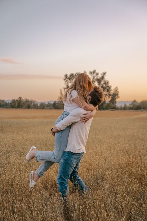 Couple Lake Pictures, Engineering Pictures, Casual Engagement Photoshoot, Engaged Photos, Photo Session Ideas, Boston Engagement Photos, Engagement Pictures Beach, Fall Couple Pictures, Hay Field