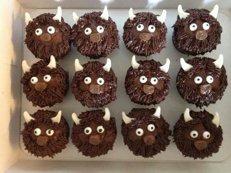 Rumble Thunder cupcakes Bull Cupcakes, Fox Food, Football Cupcakes, Animal Birthday Cakes, Wood Badge, April Crafts, Hello Cupcake, Animal Cupcakes, Character Cakes