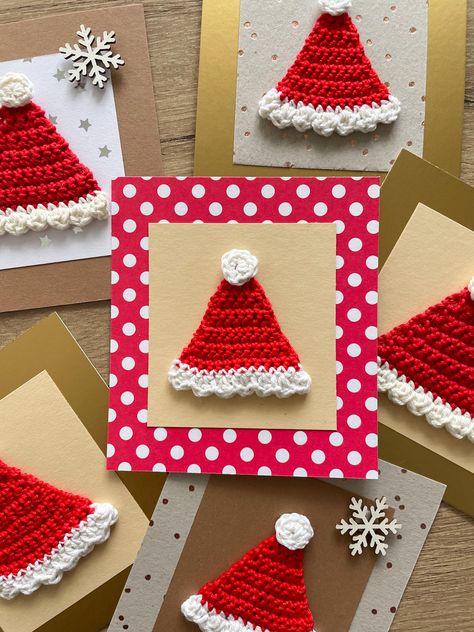 Crochet Christmas Tags, Crochet Card Ideas, Crochet Cards Ideas, Crochet Christmas Cards, Christmas Card Crochet, Crochet Xmas Gifts, Crochet Santa Hat Pattern, Santa Hat Crochet, Crochet Cards