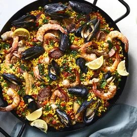 mr-traditional-spanish-paella 2019 Traditional Spanish Paella Recipe, Best Paella Recipe, Paella Recept, Spanish Paella Recipe, Paella Recipe Seafood, Spanish Homes, Spanish Paella, Seafood Paella, Paella Recipe