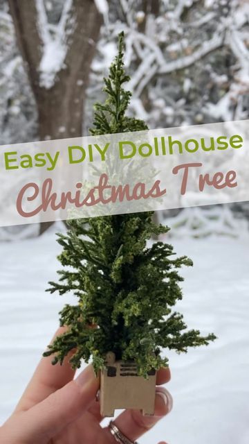 Diy Dollhouse Christmas Tree, Christmas Dollhouse Diy Ideas, Miniature Christmas Scenes Diy, Miniature Christmas Trees Ideas, Diy Miniature Christmas Tree, Doll House Christmas Decorations Diy, Dollhouse Christmas Diy, Christmas Dollhouse Ideas, Diy Mini Christmas Tree Ideas