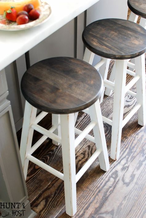 Cheap to chic bar stool makeover. See how quick and easy you can transform projects with a paint sprayer and tent. Bar Stool Makeover, Diy Bar Stools, Stool Makeover, Kursi Bar, Vintage Ideas, Casa Vintage, Diy Bar, Design Seeds, Modern Bar Stools