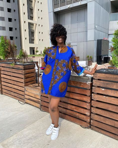 E25dresses sur Instagram : SOLD OUT ❌❌❌❌❌ Remember this print?we had the navy green (swipe to see) a while back until it was out of stock 🥴... buttttt you know we… Ankara Peplum Blouse, Casual Gowns, Ankara Gowns, Ankara Gown, Ankara Gown Styles, Ankara Dresses, Gown Styles, Jumpsuit Chic, Short Gowns