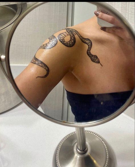 Spine Tattoo Snake, Snake Spine Tattoo, Tattoos Moon, Aesthetic Tattoo Ideas, Tattoos Dragon, Creative Tattoo Ideas, 15 Aesthetic, Black And White Snake, Snake Tattoos