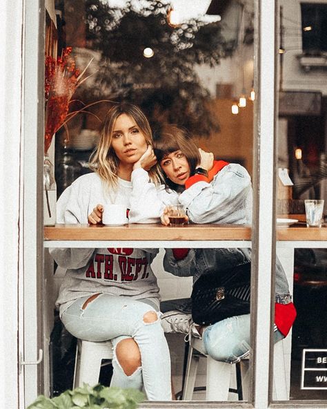 Friendship goals. Instagram: @ketherink @flacavasotti Friendship Photography, Sister Poses, Feed Insta, Sister Photos, Best Friend Photoshoot, Inspiration Photography, Gal Pal, Friend Photoshoot, Friendship Goals