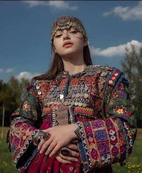 Pashto Times : Who Is The Ideal Girl Of Khushal Khan Khattak Baba? Afghanistan Culture, Afghani Clothes, Balochi Dress, Afghan Wedding, Ideal Girl, Afghan Girl, Arabian Women, Mode Hippie, Folk Clothing