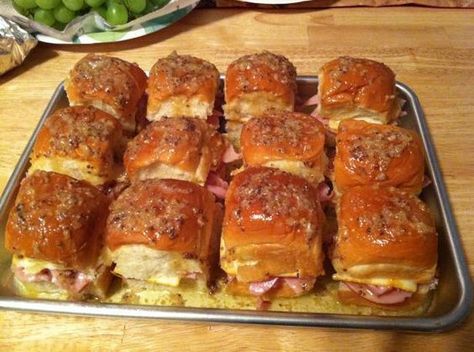 Best Darn Ham Sandwiches Ever! Made with Kings Hawaiian Rolls. (1 tsp poppy seeds was left out of this recipes list ingredients. Don't forget to add!) Best Ham Sandwich, Ham Sandwich Recipes, Virginia Ham, Tartiflette Recipe, Cheeseburger Sliders, Plats Healthy, Honey Ham, Ham Sandwiches, Hawaiian Rolls