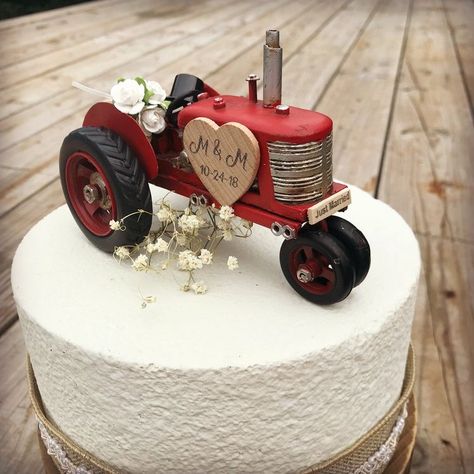 Farmhouse Wedding Cake, Barn Wedding Cake, Farm Cake Topper, Tractor Wedding, Country Wedding Cake, Country Wedding Cake Toppers, Barn Wedding Cakes, Western Wedding Cakes, Wedding Farmhouse