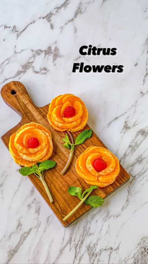 allthingspartypretty on Instagram: 𝐂𝐢𝐭𝐫𝐮𝐬 𝐅𝐥𝐨𝐰𝐞𝐫𝐬 𝐓𝐮𝐭𝐨𝐫𝐢𝐚𝐥…. Make your fruit boards prettier and stand out on your table. You'll Need: 1. Mandarins 2. Raspberry 3. Knife… Citrus Fruit Platter, Citrus Charcuterie Board, Citrus Flowers, Fruit Boards, Bebe Shower, Flowers Tutorial, Charcuterie Recipes, Main Squeeze, Fruit Flowers