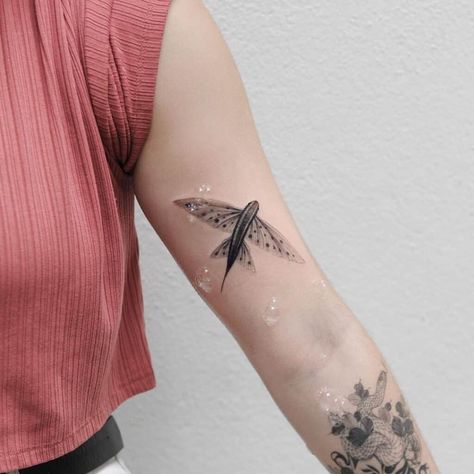 21. A flying fish tattoo Fly Fish Tattoo, Sun Fish Tattoo, Blk Tattoo, Tattoo Ideas Fish, Flying Fish Tattoo, Flying Fish Art, Fish Tattoo Meaning, Fish Tattoo Ideas, Pelican Tattoo