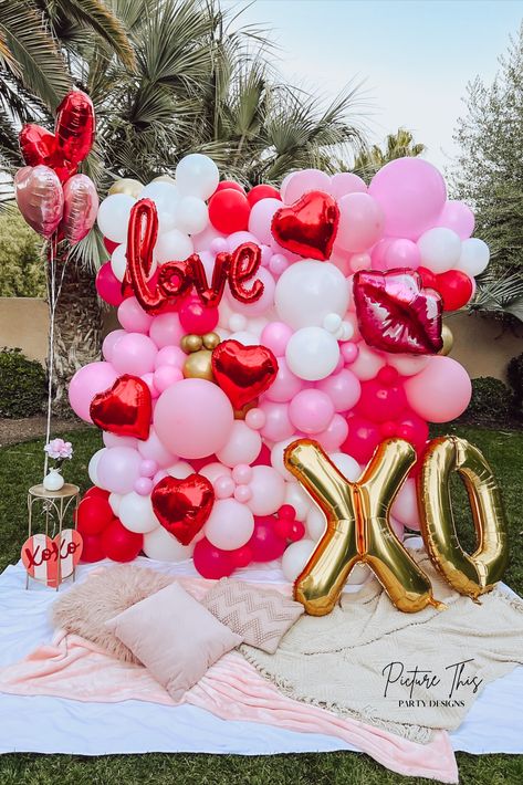 Balloon Arch Birthday Party, Valentines Balloons Decorations, Valentines Balloons Bouquet, Balloon Decoration Ideas, Romantic Dinner Decoration, Valentines Day Decoration, Valentine Backdrop, Valentine Mini Session, Ideas Valentines Day