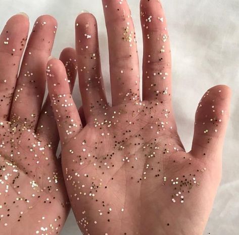 #aesthetics #aesthetic #sparkle #hands #alternative #tumblr #glitter #theme  https://weheartit.com/entry/323288572 Riley Matthews Aesthetic, Serendipity Aesthetic, Noah Czerny, Romeo I Julia, Hikaru Sulu, Miss Marvel, Riley Matthews, Jessica Day, Nick Miller