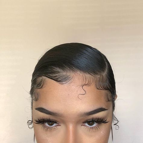 Latina Edges Hair, Babyhair Edges Styles, Laid Edges Hairstyles Latina, Edges On Straight Hair, Baddie Edges Hairstyles, Straight Hair Edges, Side Part Edges, Peinados Con Baby Hair, Edges Inspiration