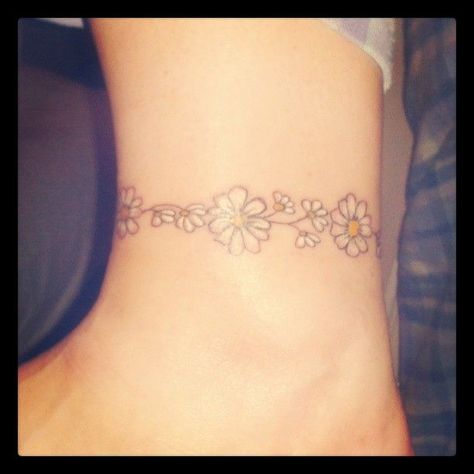 Chain Wrist Tattoo, Daisy Chain Tattoo Ankle, Chain Bracelet Tattoo, Daisy Tattoo Ideas, Daisy Chain Tattoo, Flower Chain Bracelet, Wrist Band Tattoo, Cute Ankle Tattoos, Chain Tattoo