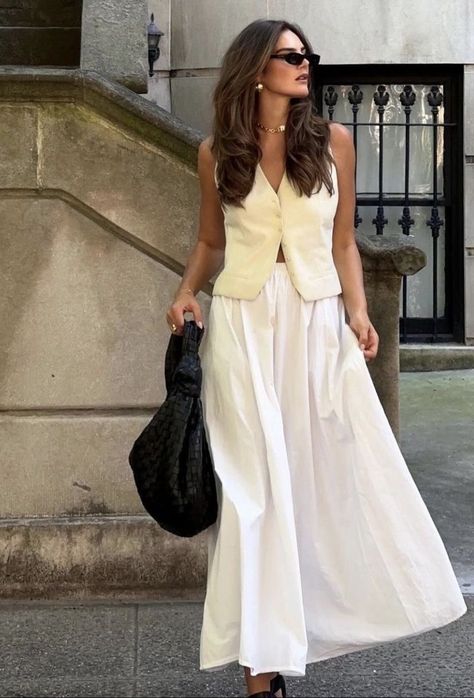 White Maxi Skirt Outfit, Look Hippie Chic, Latina Outfits, Fest Outfits, Skirt Outfits Fall, Skandinavian Fashion, White Maxi Skirts, Europe Outfits, Chique Outfits