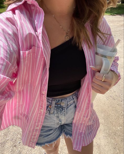 Pink Short Sleeve Button Up Outfit, Pink Striped Button Up Shirt Outfit, Pink And White Striped Shirt Outfit, Striped Button Down Shirt Outfit, Pink Button Up Shirt Outfit, Pink Striped Shirt Outfit, Summer Fits Shorts, Striped Skirt Outfit, White Striped Shirt Outfit