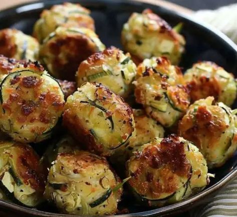 Boulettes de Courgettes au Four Zucchini Garlic Bites, Garlic Bites, Gordon Ramsay Steak, Zucchini Bites, Gluten Free Bread Crumbs, Baked Asparagus, Healthy Zucchini, Ground Beef Casserole, Nutritious Snacks