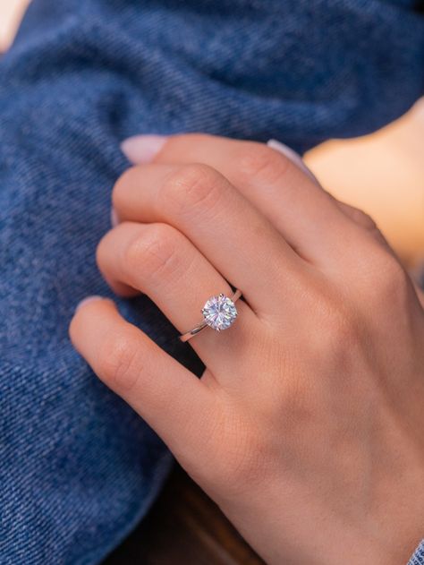 Circle Diamond Engagement Rings Simple, Simple Engagement Rings Circle, Plain Gold Band Engagement Rings Simple, Circular Wedding Ring, Engagement Rings Round White Gold, Silver Band Wedding Ring, Minimalist Round Ring, Small Silver Engagement Rings, Simple White Gold Engagement Rings