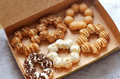 Japanese Donut, Japanese Donuts, Mochi Donuts Recipe, Dessert Truck, Japanese Snack Box, Types Of Donuts, Donut Decorating Ideas, Philippines Vacation, Mister Donuts