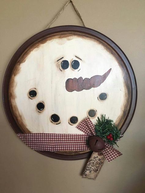 Pizza pan snowman                                                                                                                                                                                 More Pizza Pan Snowman, Snowman Themed Christmas, Themed Christmas Decor, Christmas Pizza, Pizza Pan, Dollar Tree Christmas, Snowman Crafts, Primitive Christmas, Christmas Decor Ideas