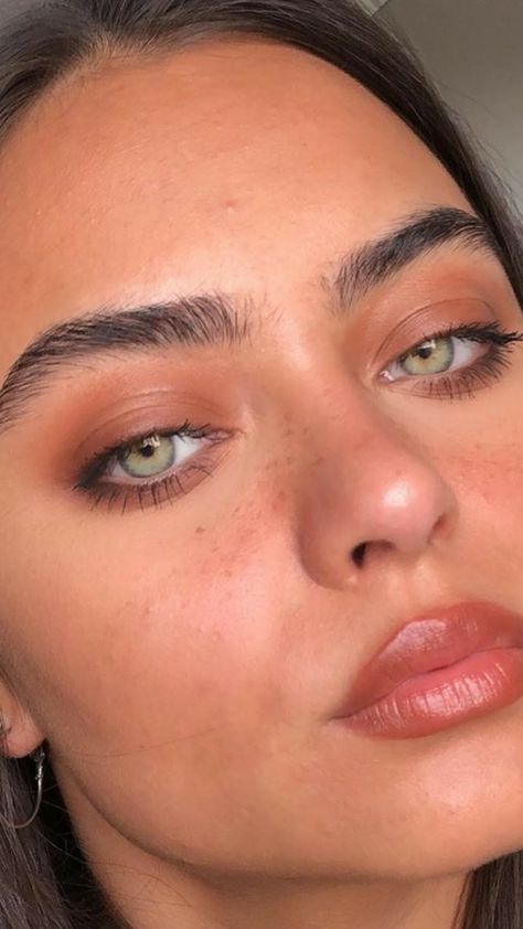 Unplucked Eyebrows Natural, Thick Eyebrows Natural, Dark Eyebrows, Prom 2022, Orange Skin, How To Grow Eyebrows, Thick Brows, Thick Eyebrows, Natural Eyebrows