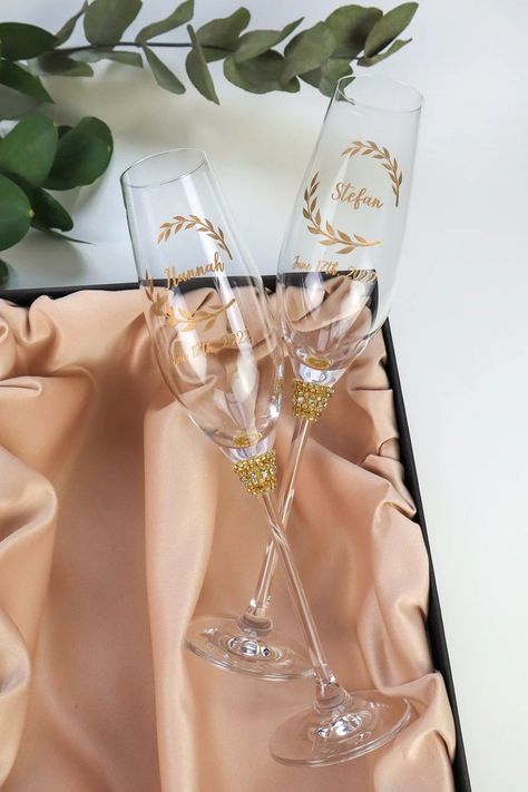 Boho Wedding Cake Toppers, Custom Champagne Glasses, Bohemian Wedding Decor, Green Wedding Decorations, Unique Wedding Colors, Boho Wedding Cake, Bridal Shower Gifts For Bride, Toasting Flutes Wedding, Bohemian Wedding Decorations