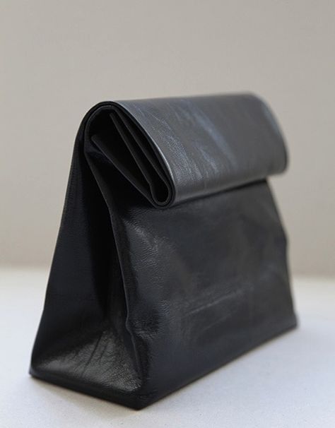 Roundup: 11 Inspiring Do-It-Yourself Projects With Leather » Curbly | DIY Design Community Leather Lunch Bag, Leather Projects, Leather Diy, Folded Up, Vintage Chanel, Mode Style, Diy Bag, Leather Purse, Beautiful Bags