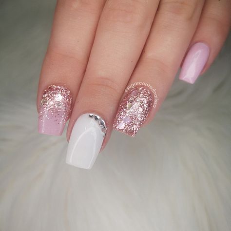 Square Pink and White Nails with Rose Gold Glitter Bride Nails Wedding Elegant Rose Gold, Rise Gold Nails, Rose Gold And White Nails, Gold Nails White, Nails For Quinceanera, White Sparkly Nails, Nail Art Rose, Acrylic Nails White, Rose Gold Nails Acrylic