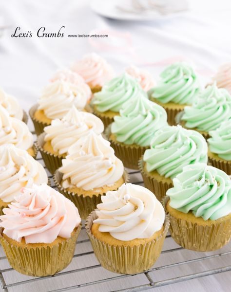 Mint green & pastel pink cupcakes www.lexiscrumbs.com Mint Green Cupcakes, Pink And Green Cupcakes, Pastel Desserts, Harvest Wedding, Baby Shower Cupcakes For Girls, Swirl Cupcakes, Green Desserts, Green Cupcakes, Gender Reveal Cupcakes