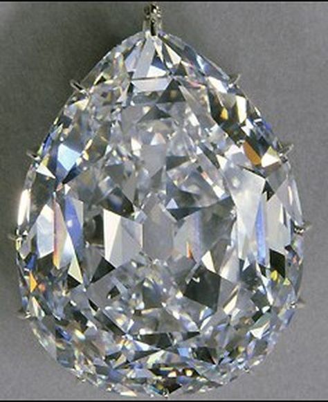 The Cullinan I, aka the Greater Star of Africa , is the largest of the Cullinan diamonds, with a pear-shaped cut and weighing 530.20 carats. Cullinan Diamond, Diamond Mines, Royal Jewels, Rocks And Gems, Royal Jewelry, Crown Jewels, Precious Gems, Gems Jewelry, Gems And Minerals