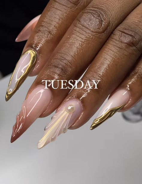 Chloe Bailey Nails, Nails With Gel Designs, Gold Tipped Acrylic Nails, Gold Mermaid Nails, Fall Birthday Nails Almond, Cute Pointy Nails, Ethereal Nail Design, Ethereal Nails Almond, Seashell Nails Acrylic