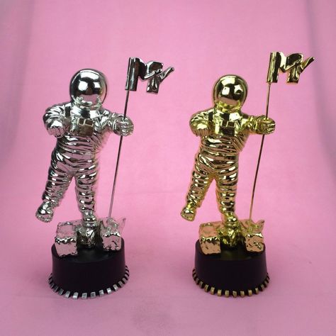 MTV+Moonman+Music+Award+Replica+Statue+Trophy+Gold+or+Silver Music Trophies, Mtv Music Awards, Hollywood Party Theme, Black Cat Aesthetic, Mtv Awards, Trophy Design, Dream Music, Stylish Caps, Mtv Movie Awards