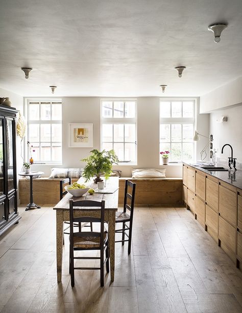 Plascon House Tour: Pared-Back Beauty Victorian Apartment, Artist Loft, Estilo Shabby Chic, Beautiful Places To Live, Old Apartments, Interior Design School, Country Cottage Style, Casa Vintage, London Apartment