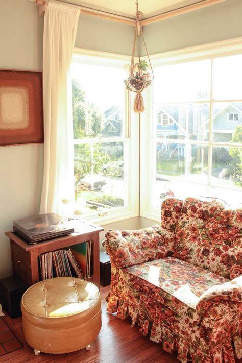 Vegan Bars, Floral Couch, Leather Couches, Craftsman Bungalow, Fluffy Bedding, Craftsman Bungalows, Bungalow House, Vintage Living Room, Record Collection