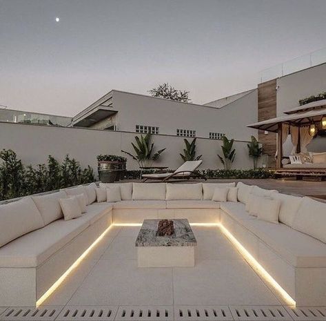 a minimalist creamy sunken patio with upholstered built in benches, a fire pit in the center and built in lights Sunken Patio, Outdoor Fireplace Designs, Backyard Seating, Outdoor Living Design, On Wallpaper, Terrace Design, Dream House Rooms, Design Exterior, Built In Bench