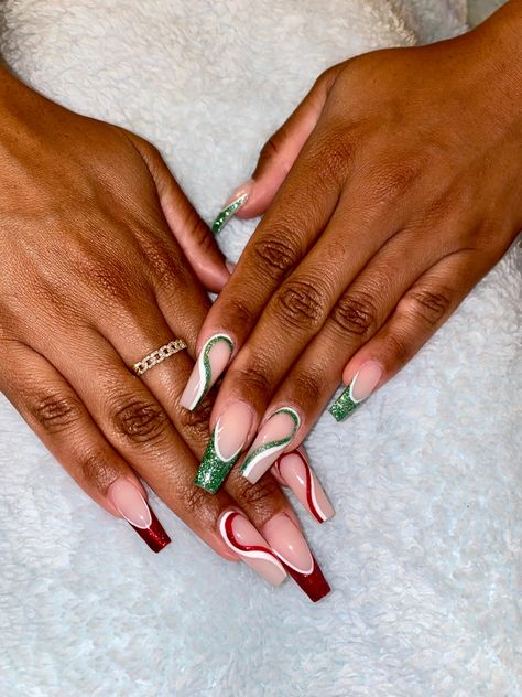 Christmas Swirls ✨❤️💚🤍✨ Christmas Swirl Nails, Classic Nail Designs, Christmas Nails Easy, Xmas Nails, Green Christmas, Christmas Nails, Red Nails, Nail Inspo, Swirl