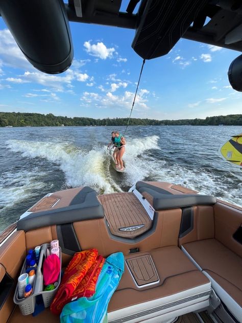 Surf Boat Aesthetic, Boats On Lake, Wake Board Boat, Boat Day Aesthetic Friends, Summer Aesthetic Fun, Summer On A Boat, Wake Boarding Aesthetic, Wake Surfing Aesthetic, Lake House With Friends